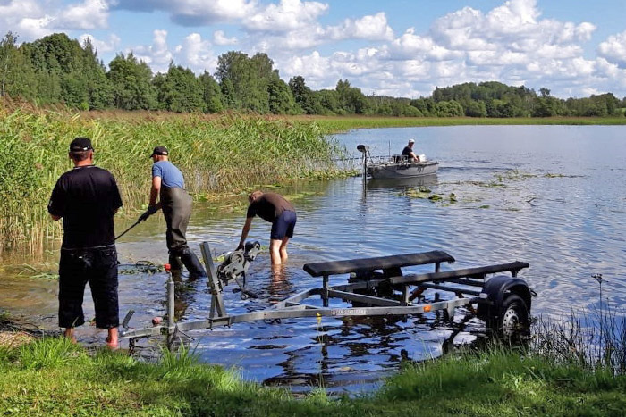 Rāznas ezera posma atbrīvošana no niedrē}