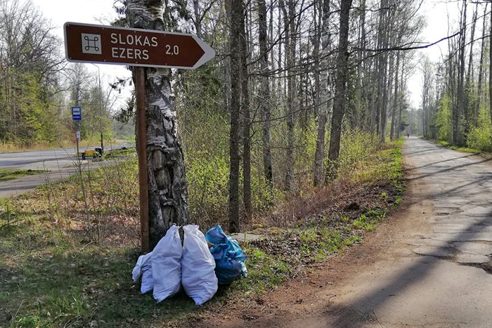 Atkritumu vākšana Slokas ezera apkārtnē}