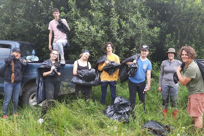 Invazīvā auga, puķu spriganes, izplatības ierobežošana Lielupes pļavās}