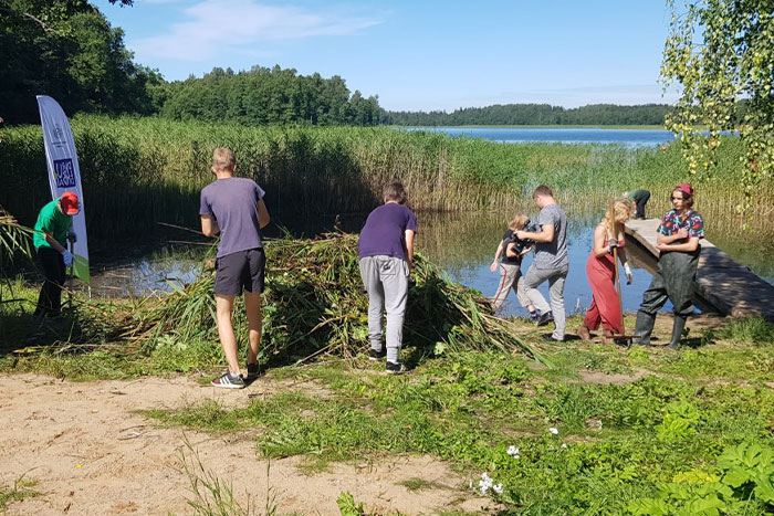 Niedru pļaušana Ežezerā}