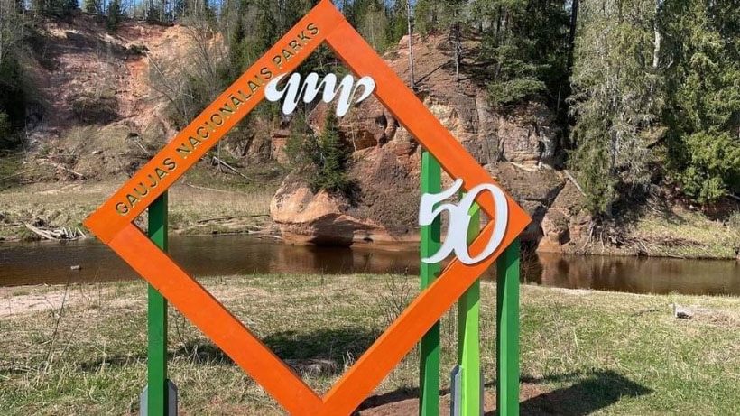 Фоторамка, посвященная юбилею Национального парка Гауя на скале Звартес