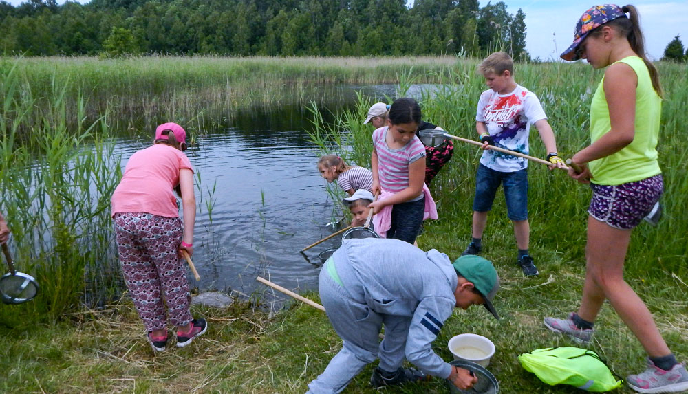 Skolēni pēta ezeru