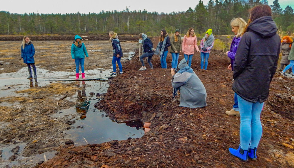 Skolēni pēta rekultivēto purvu